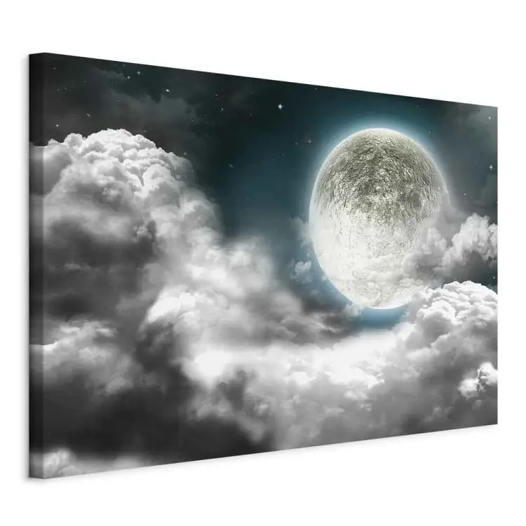Zilveren Wereldbol - dichte wolken en de hemel met volle maan