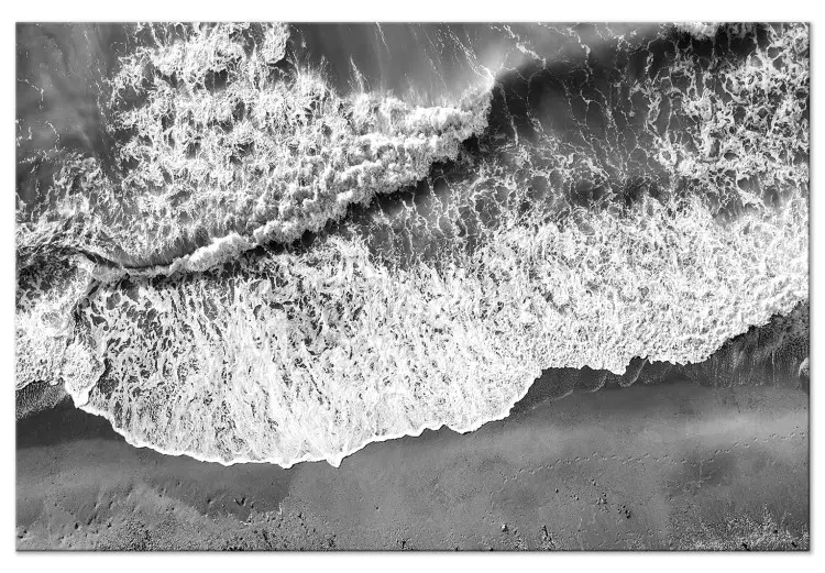 Oceaankust - zwart-witfoto van golven die tegen het strand beuken