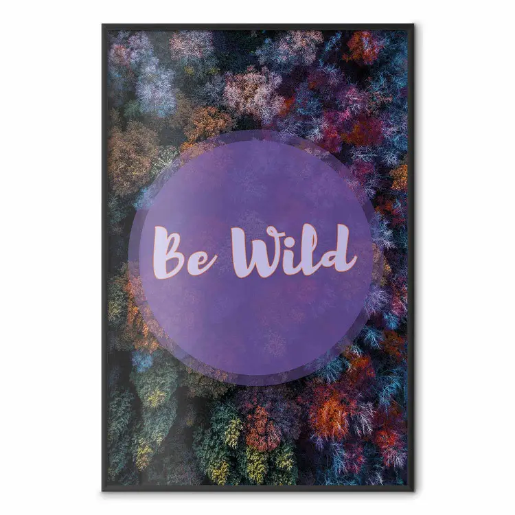 Wees wild - compositie met Engelse tekst op de achtergrond van een kleurrijk bos