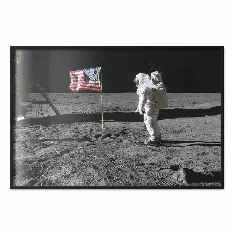 Altijd de Eersten - foto van een mens op de maan naast de Amerikaanse vlag