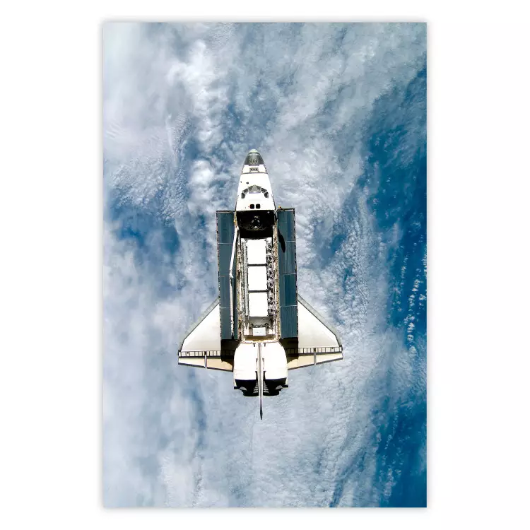 Ruimteveer - wit ruimteveer tegen een achtergrond van wolken en oceanen