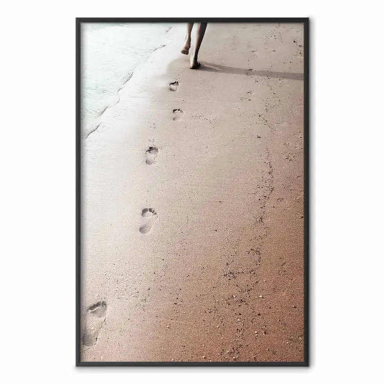 Vluchtig Spoor - compositie met een rennende vrouw op een zanderig strand