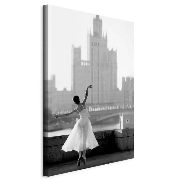 Dansen langs de rivier verticaal - stadsfoto met vrouw