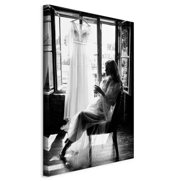 Vrouw en trouwjurk - zwart-wit foto met een zittende vrouw
