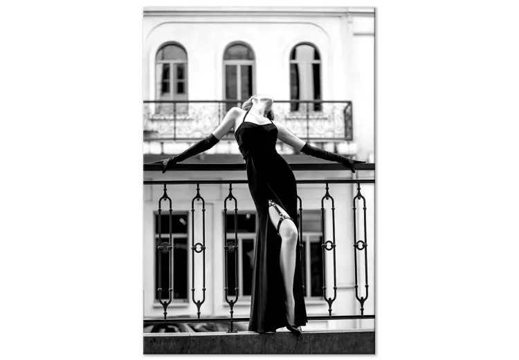Dansende vrouw - zwart-wit foto met een figuur op het balkon