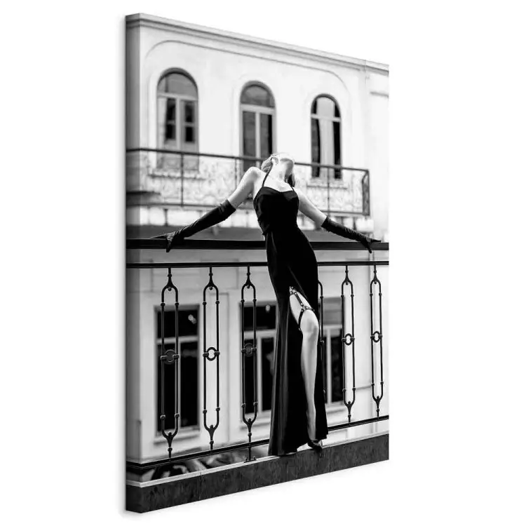 Dansende vrouw - zwart-wit foto met een figuur op het balkon
