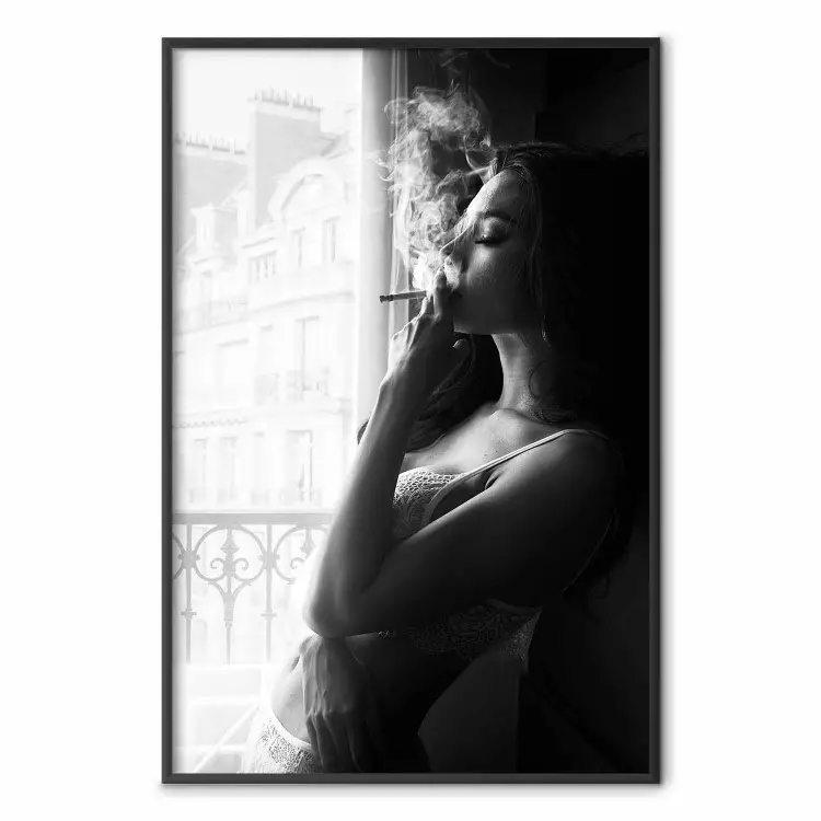 Heerlijk moment - zwart-wit foto van een vrouw die een sigaret rookt