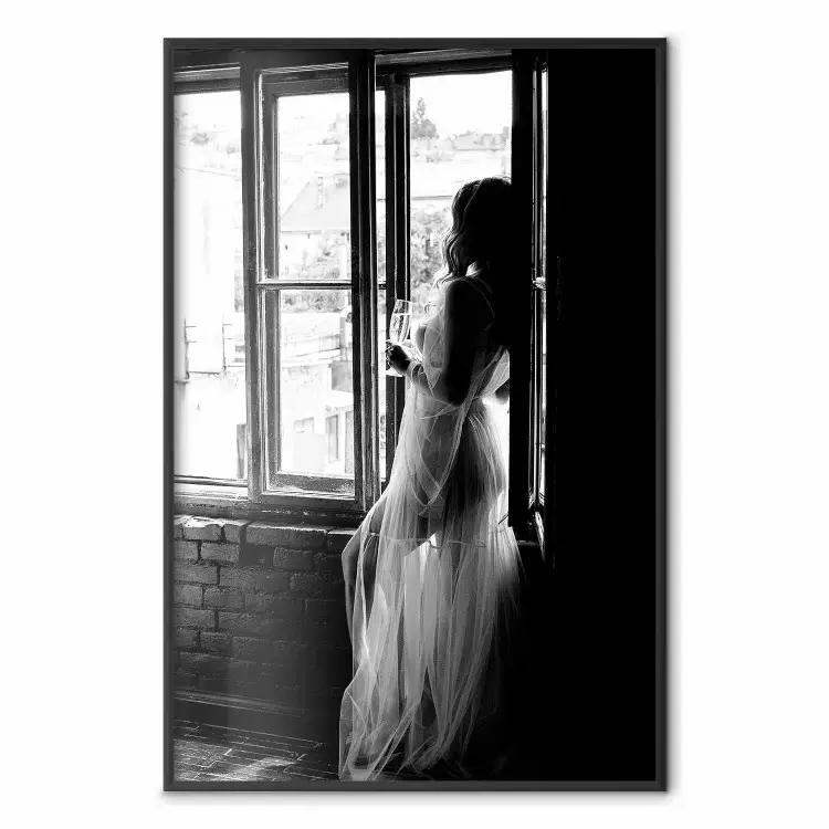 Reizende herinnering - zwart-wit landschap van een vrouw voor een raam