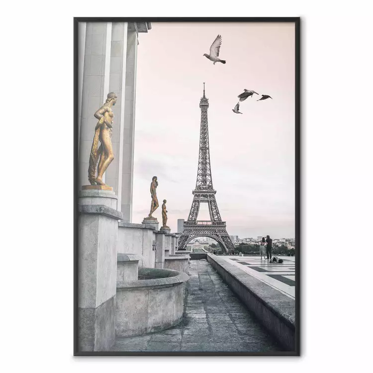 Vlucht naar vrijheid - bouwwerk met gouden beelden tegen de achtergrond van de Eiffeltoren
