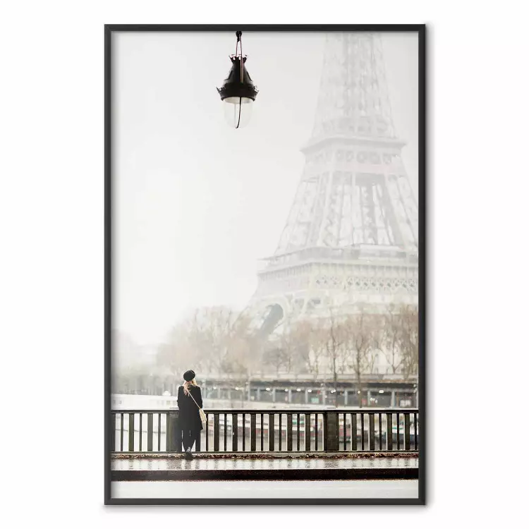 Ruimte van rustige momenten - vrouw op de achtergrond van de Eiffeltoren in Parijs
