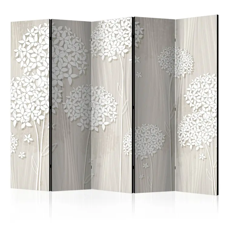Roomwitte fijnheid II - beige achtergrond en witte bloemen