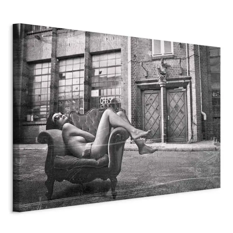 Vrouw in een fauteuil - zwart-witfoto in glamourstijl