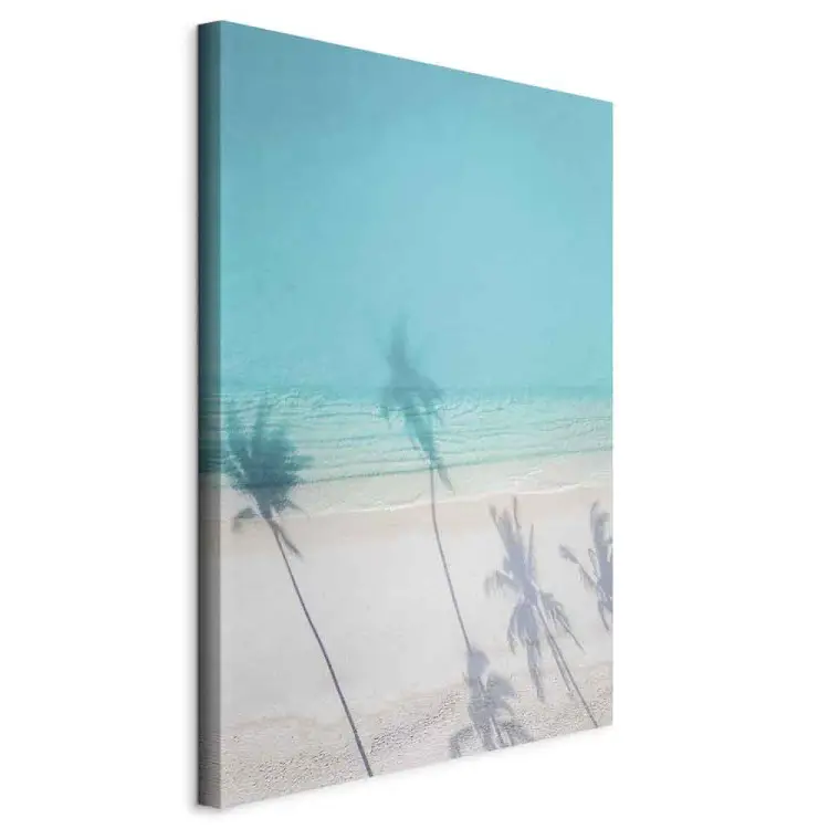 Turquoise kust - zeestrand met wit zand in de schaduw van palmbomen
