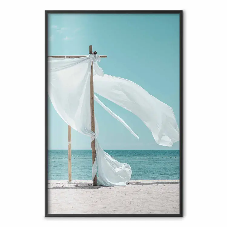 Warme wind - zeegezicht van strand met wit scherm op oceaanachtergrond