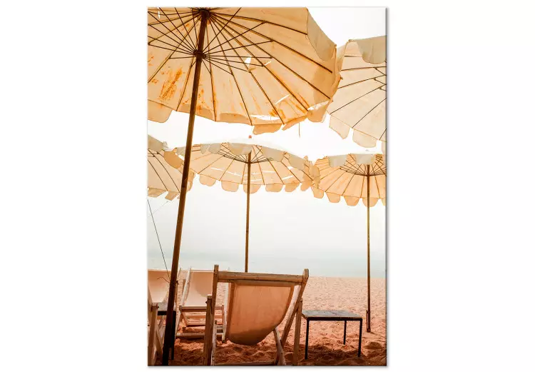 Parasols op het strand - landschap met zand en de Middellandse Zee