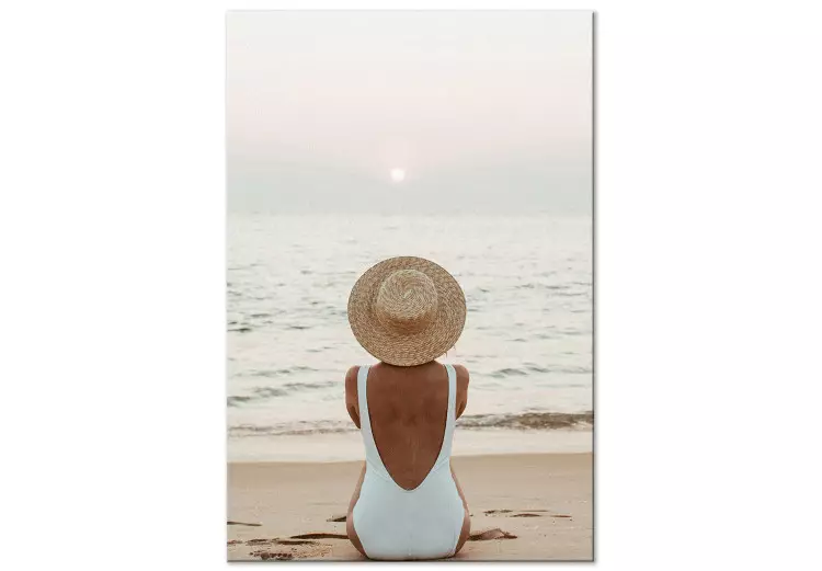 Vrouw in een hoed op het strand - zeegezicht met zonsondergang 