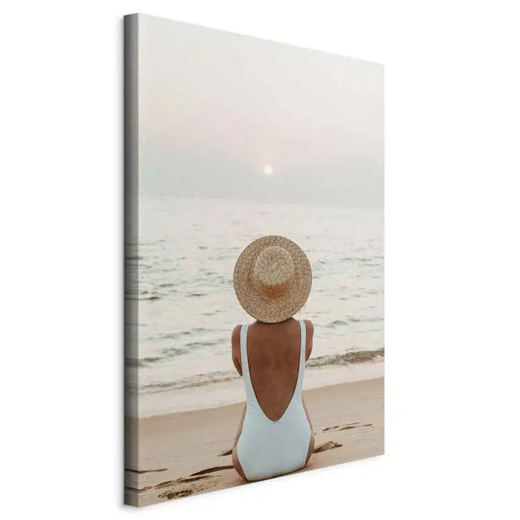 Vrouw in een hoed op het strand - zeegezicht met zonsondergang 