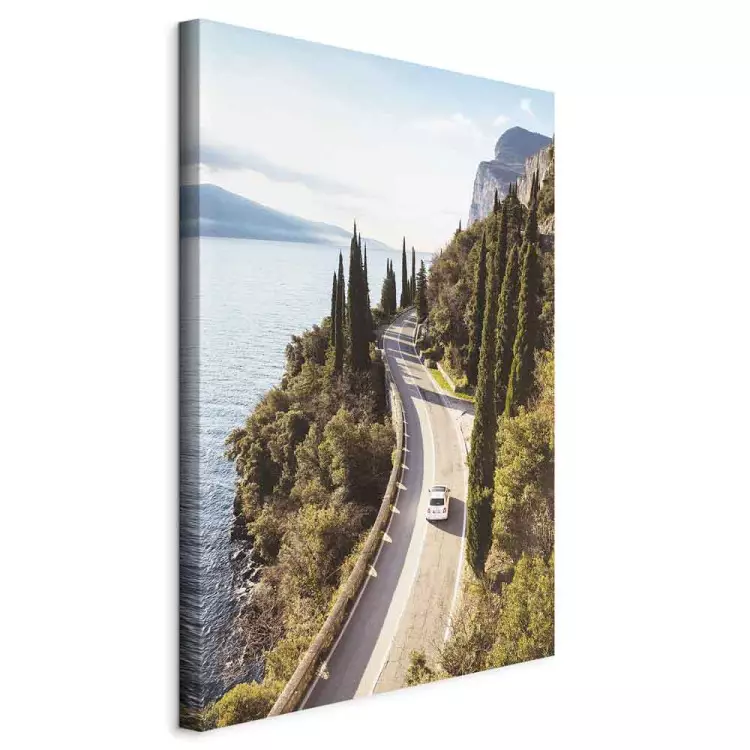 Uitzicht op het Gardameer - zomerlandschap met een kronkelende bergweg 