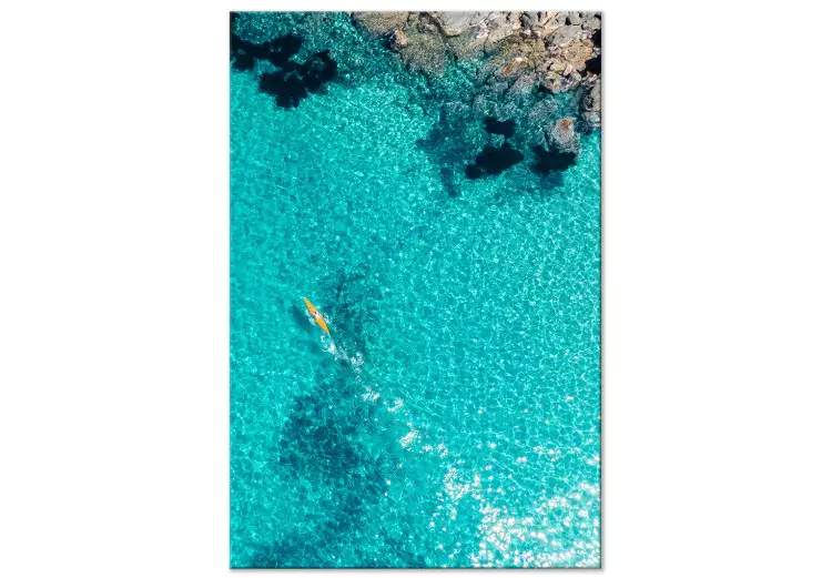 Azuurblauw water - zeelandschap met helder water en een gele kano