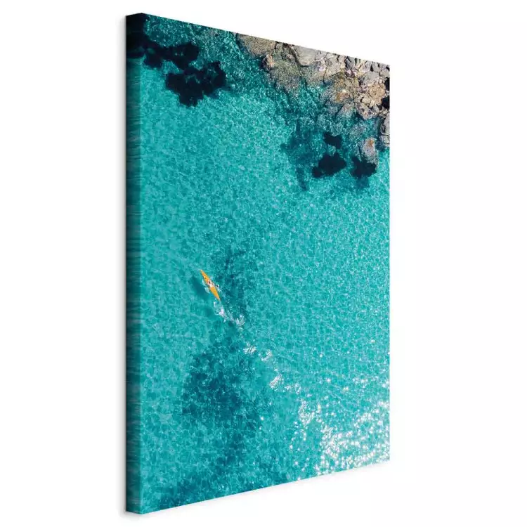 Azuurblauw water - zeelandschap met helder water en een gele kano