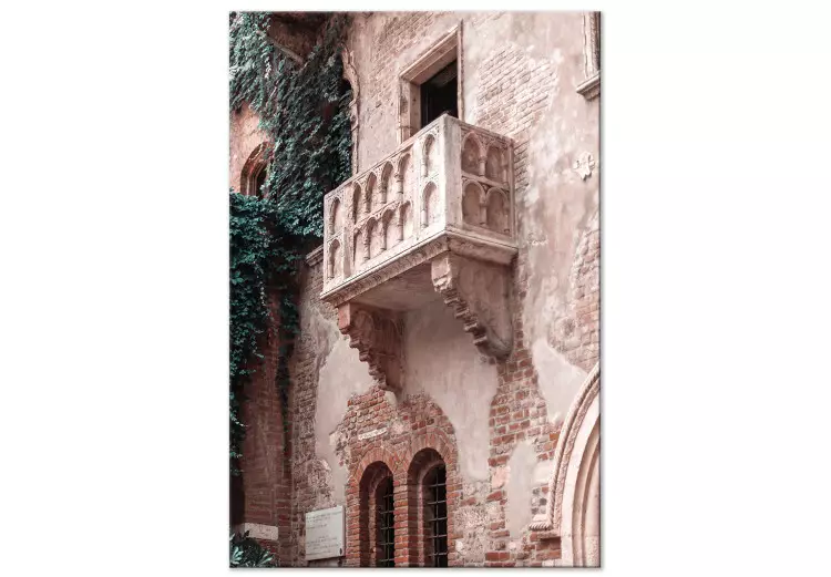 Een balkon van een bakstenen huurkazerne - foto met de architectuur