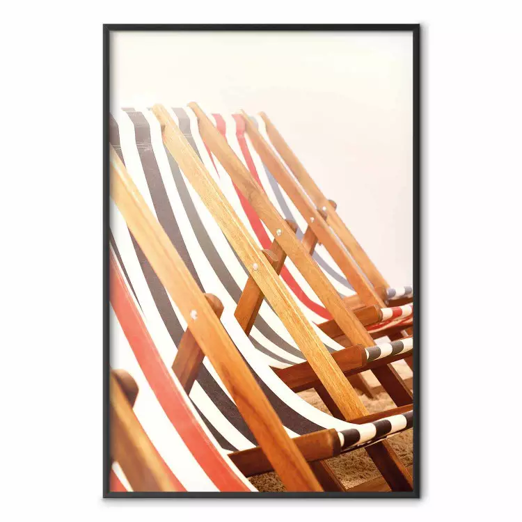 Zonnebaden - zomerse compositie met kleurrijke ligstoelen op het strand