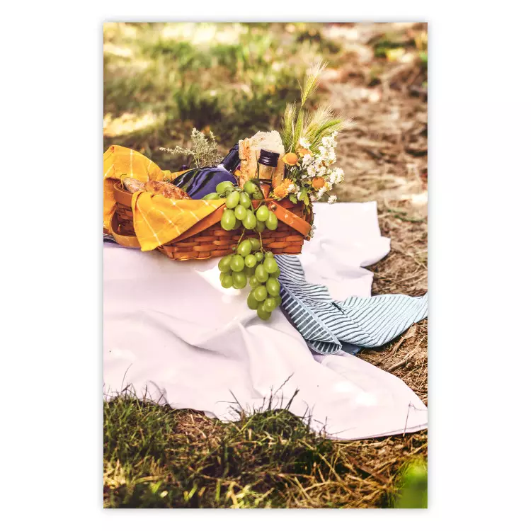 Picknick - compositie met groene vruchten in een rieten mand tegen de achtergrond van de natuur