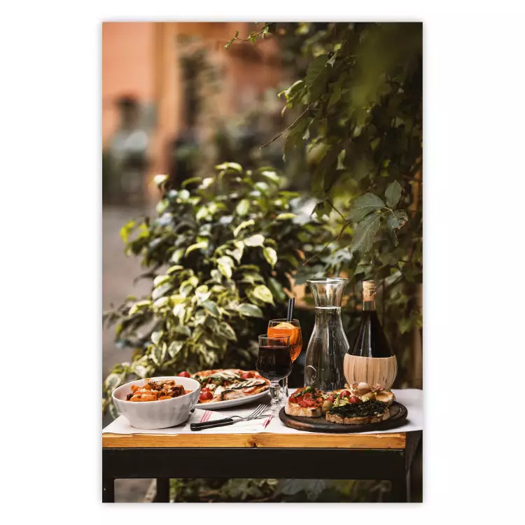 Siësta - compositie met wijn en Italiaans eten tegen de achtergrond van groene planten