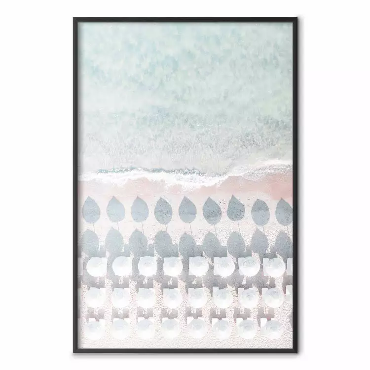 Strand op Sardinië - vogelperspectief op de azuurblauwe zee en parasols