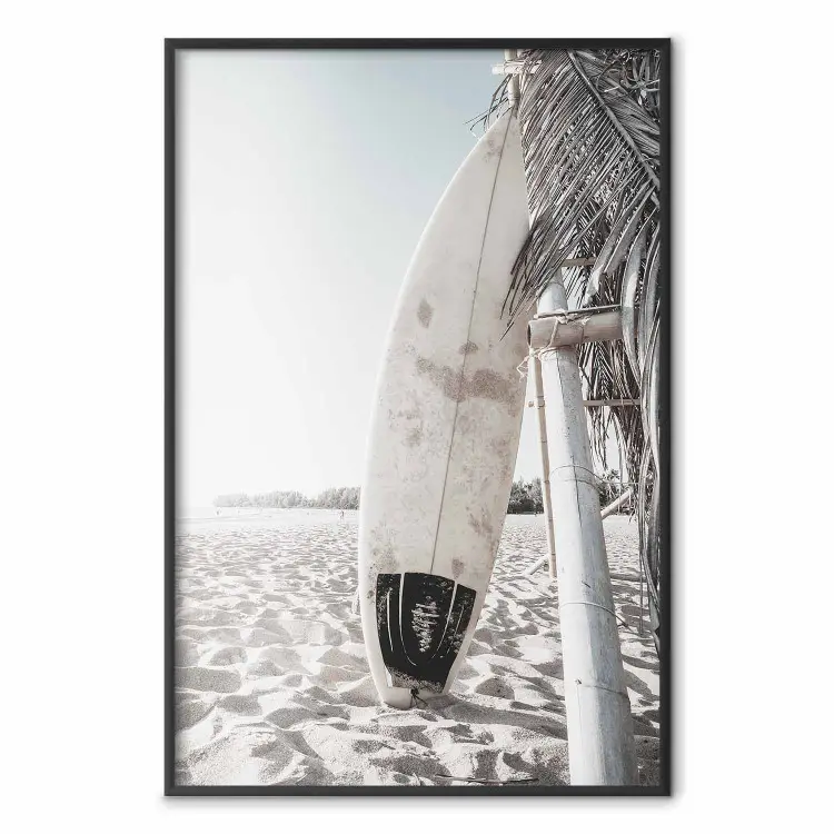 Surfplank - zomerlandschap van een zandstrand met een blauwe lucht op de achtergrond