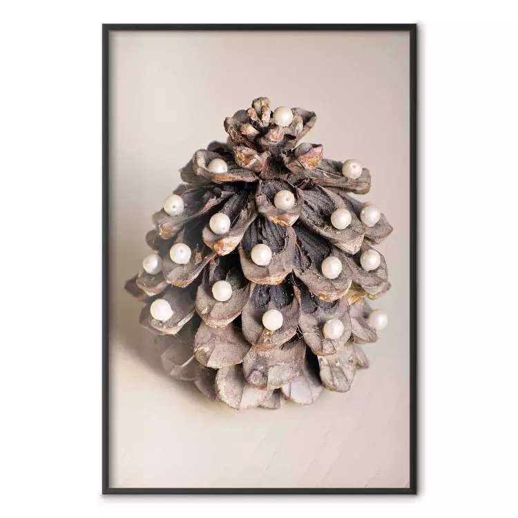 Kerstversiering - dennenappel versierd met witte ballen op een heldere achtergrond