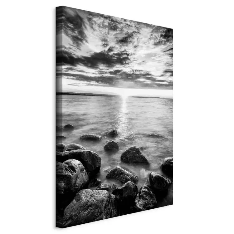 Scandinavische ochtend verticaal - zonsopgang boven de zee