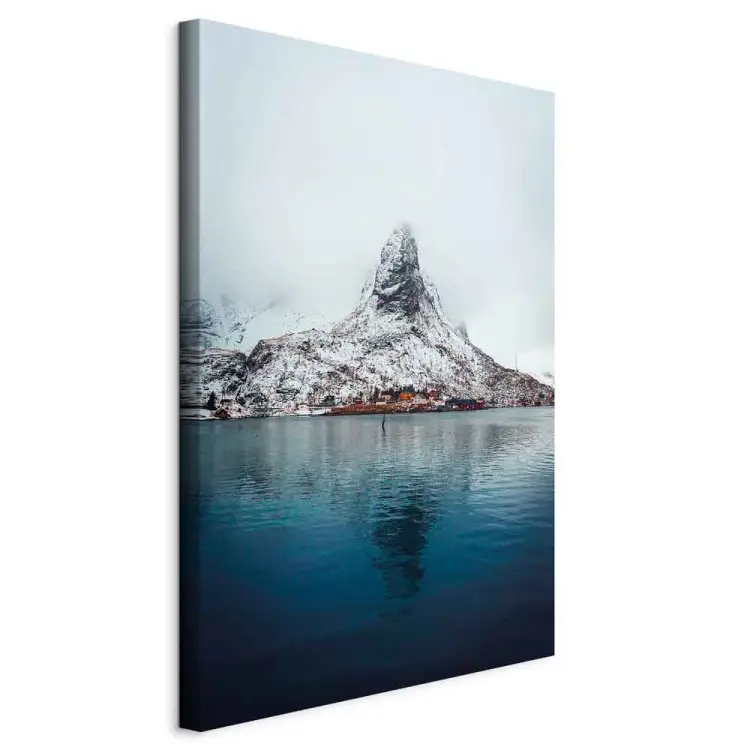 Identiteit van schoonheid verticaal - winterlandschap met berg over water