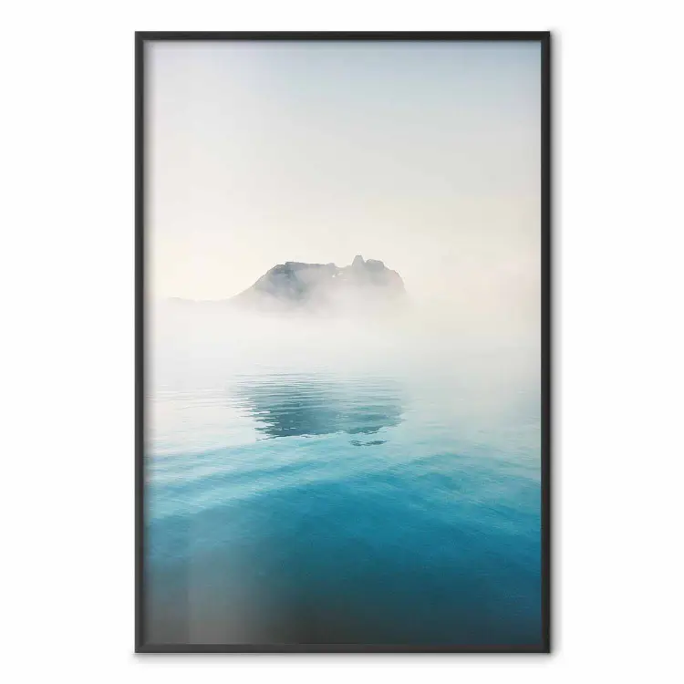 Mistige baai - compositie van blauw water en lichte mist tegen een rotsachtige achtergrond