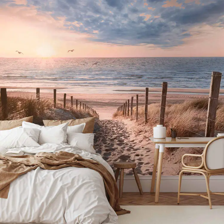Winderig zand - zonnig landschap met toegang tot het strand en de zee op de achtergrond