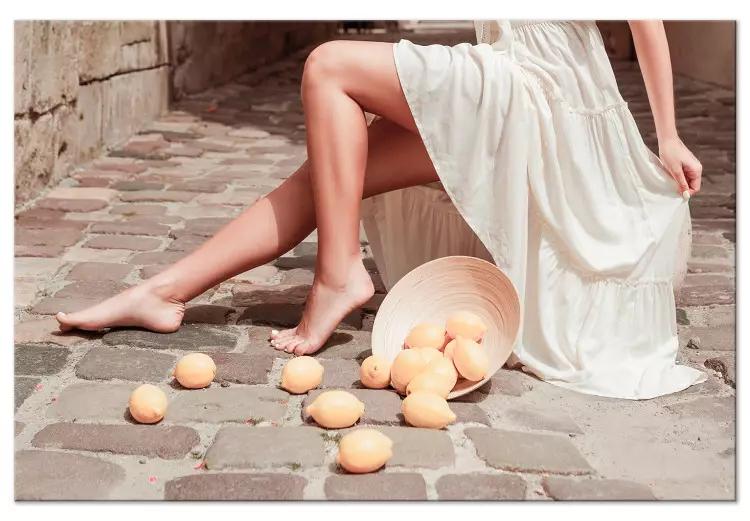 Citroenen in de zon (1-delig) - Benen van een vrouw en fruit op straat