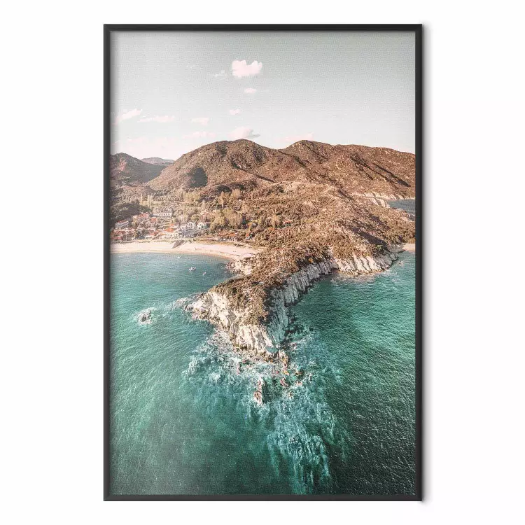 Turquoise klif - landschap van een zonnige kust met bergen, strand en zee
