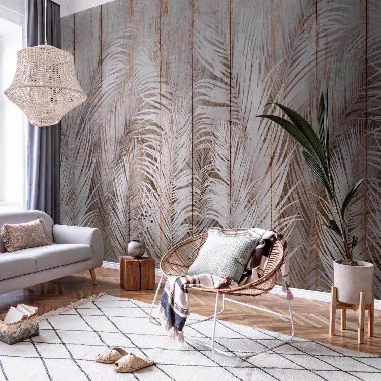 Beige exoten - witte palmbladeren op een achtergrond van lichtgekleurde planken