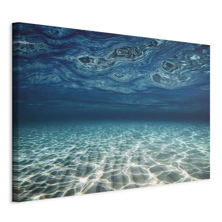 Blauwe oceaan - diepe zee met golven en turquoise zand