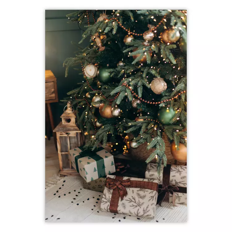 Kersttijd - cadeautjes onder een kerstboom versierd met ornamenten