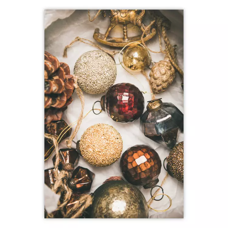 Kerstversiering - een doos met kleurrijke kerstballen en ornamenten