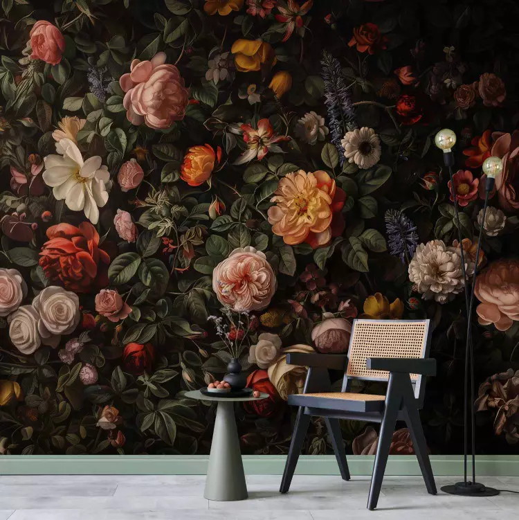 Bloemenparadijs - een rijke compositie van rozen en andere bloemen op een donkere achtergrond