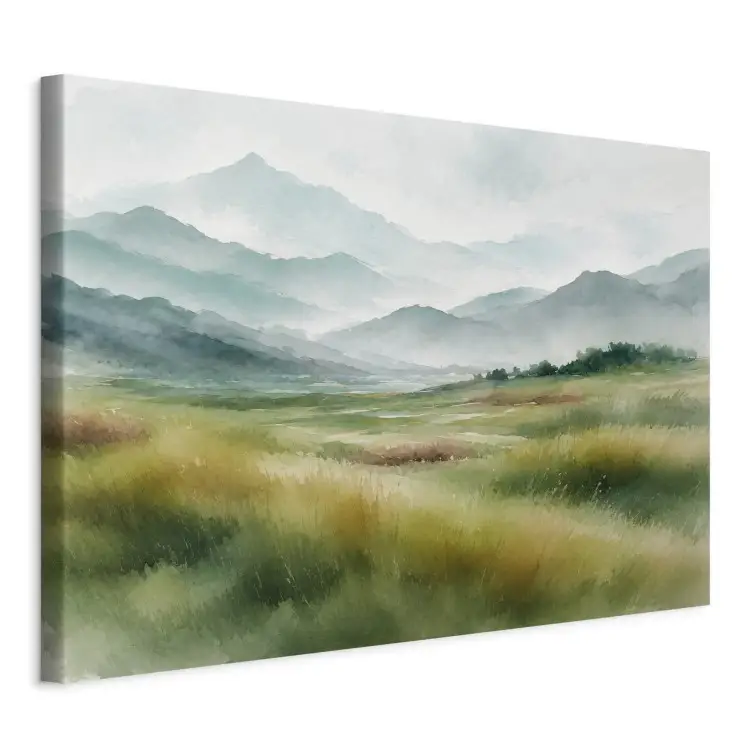 Aquarel bergen - een mistig landschap met een uitgestrekte groene weide