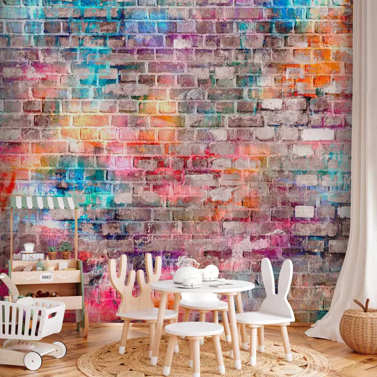 Regenboogkleuren - stedelijke bakstenen muur met kleurrijk patroon voor tieners